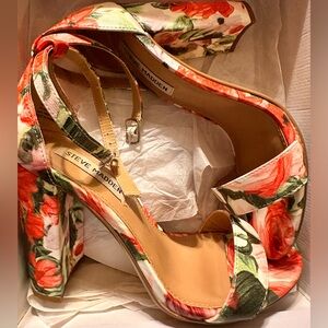 STEVE MADDEN multi color floral heels